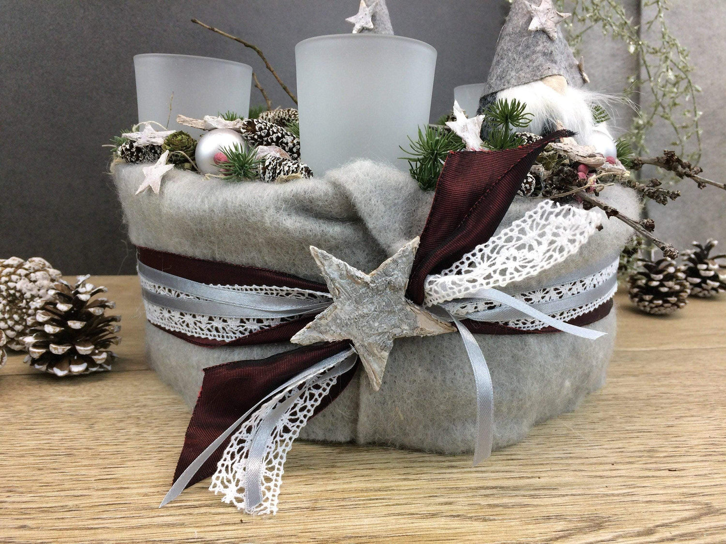 Adventskranz Adventskalender Wichtel Kerze Glas Gläser Stern Spitzenband Beeren Zapfen – handgemacht aus Seiden- und Kunstblumen, langlebig & pflegeleicht von SarahsFlowerStudio