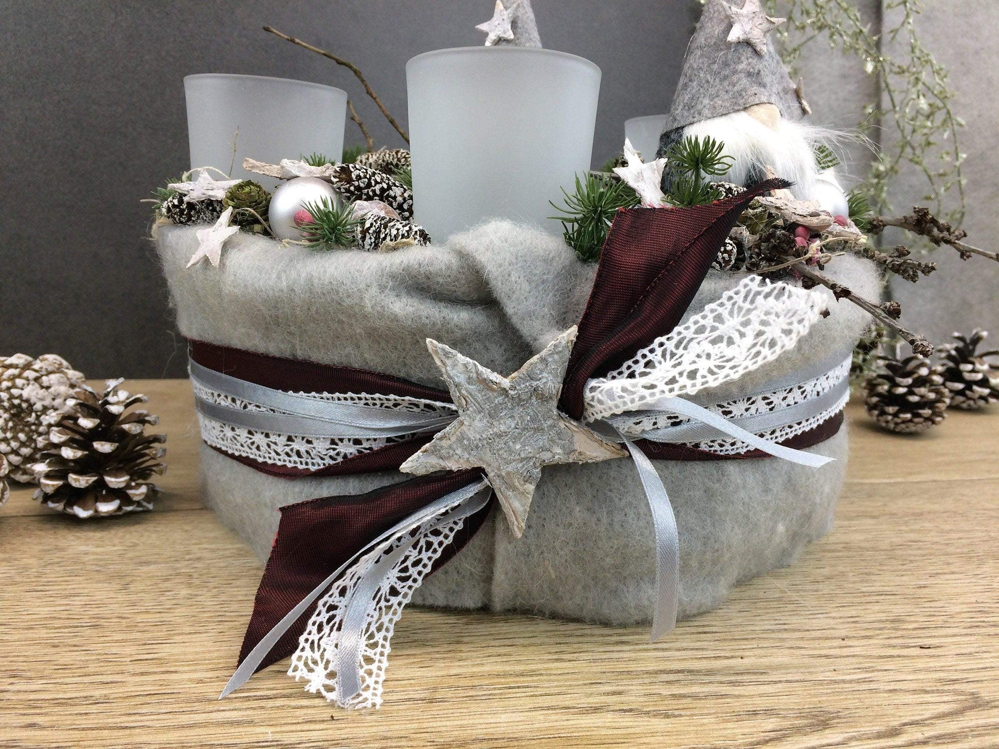 Adventskranz Adventskalender Wichtel Kerze Glas Gläser Stern Spitzenband Beeren Zapfen – handgemacht aus Seiden- und Kunstblumen, langlebig & pflegeleicht von SarahsFlowerStudio