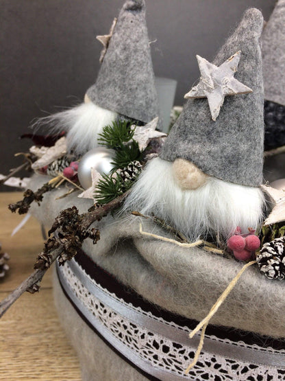 Adventskranz Adventskalender Wichtel Kerze Glas Gläser Stern Spitzenband Beeren Zapfen – handgemacht aus Seiden- und Kunstblumen, langlebig & pflegeleicht von SarahsFlowerStudio