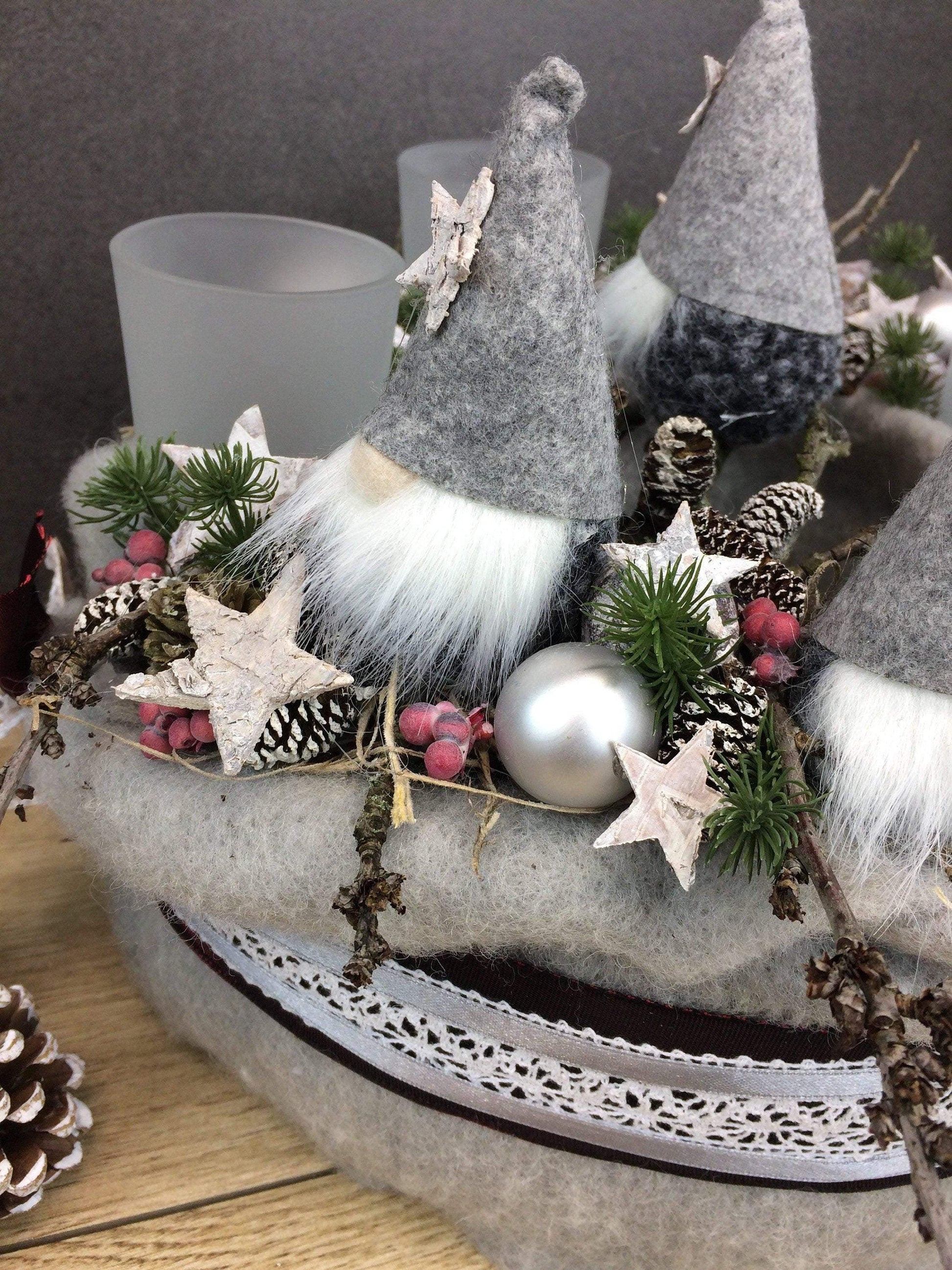 Adventskranz Adventskalender Wichtel Kerze Glas Gläser Stern Spitzenband Beeren Zapfen – handgemacht aus Seiden- und Kunstblumen, langlebig & pflegeleicht von SarahsFlowerStudio