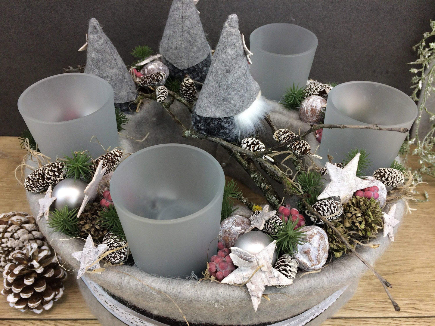 Adventskranz Adventskalender Wichtel Kerze Glas Gläser Stern Spitzenband Beeren Zapfen – handgemacht aus Seiden- und Kunstblumen, langlebig & pflegeleicht von SarahsFlowerStudio