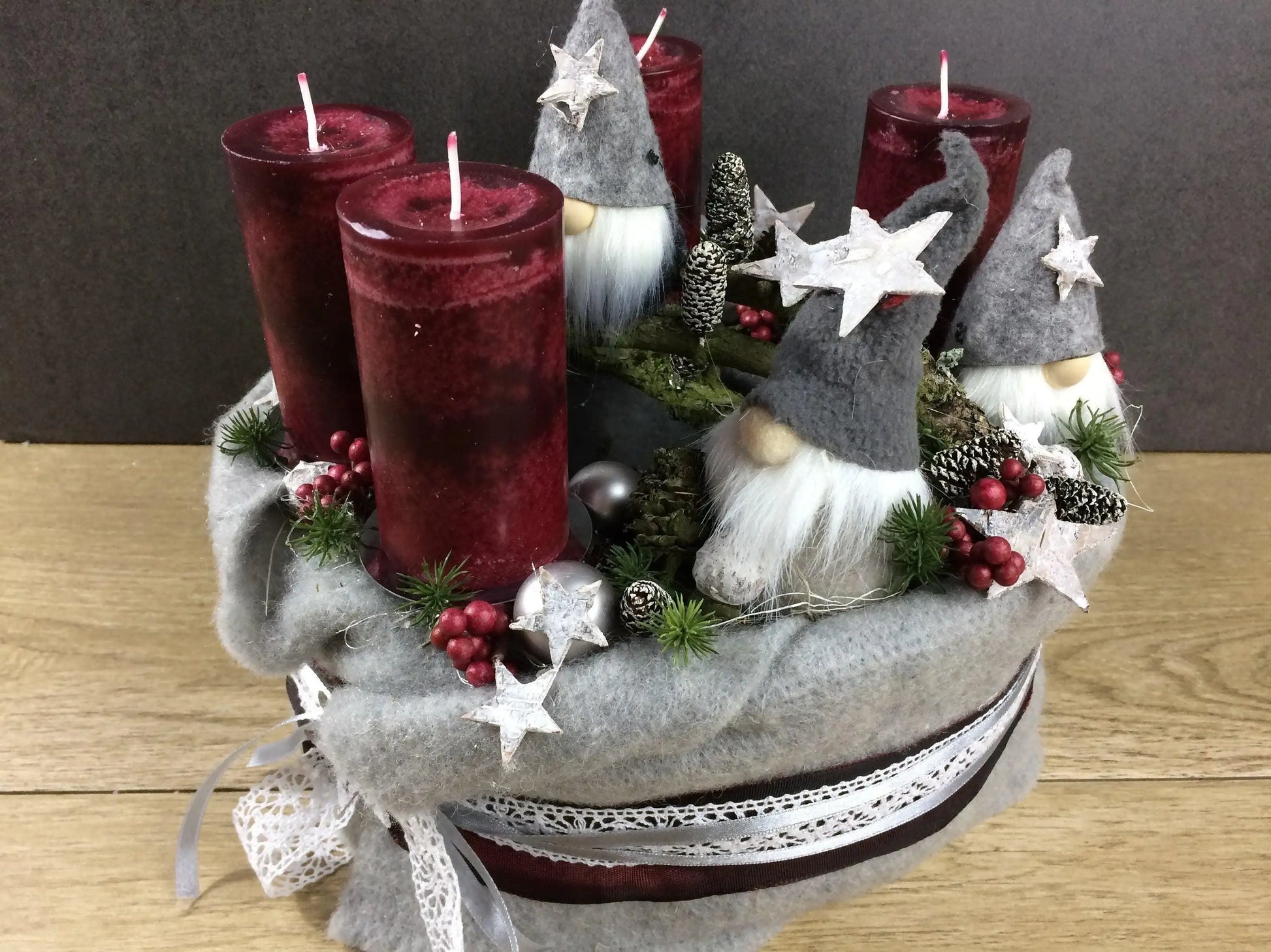 Adventskranz Adventskalender Wichtel Kerze Glas Gläser Stern Spitzenband Beeren Zapfen – handgemacht aus Seiden- und Kunstblumen, langlebig & pflegeleicht von SarahsFlowerStudio