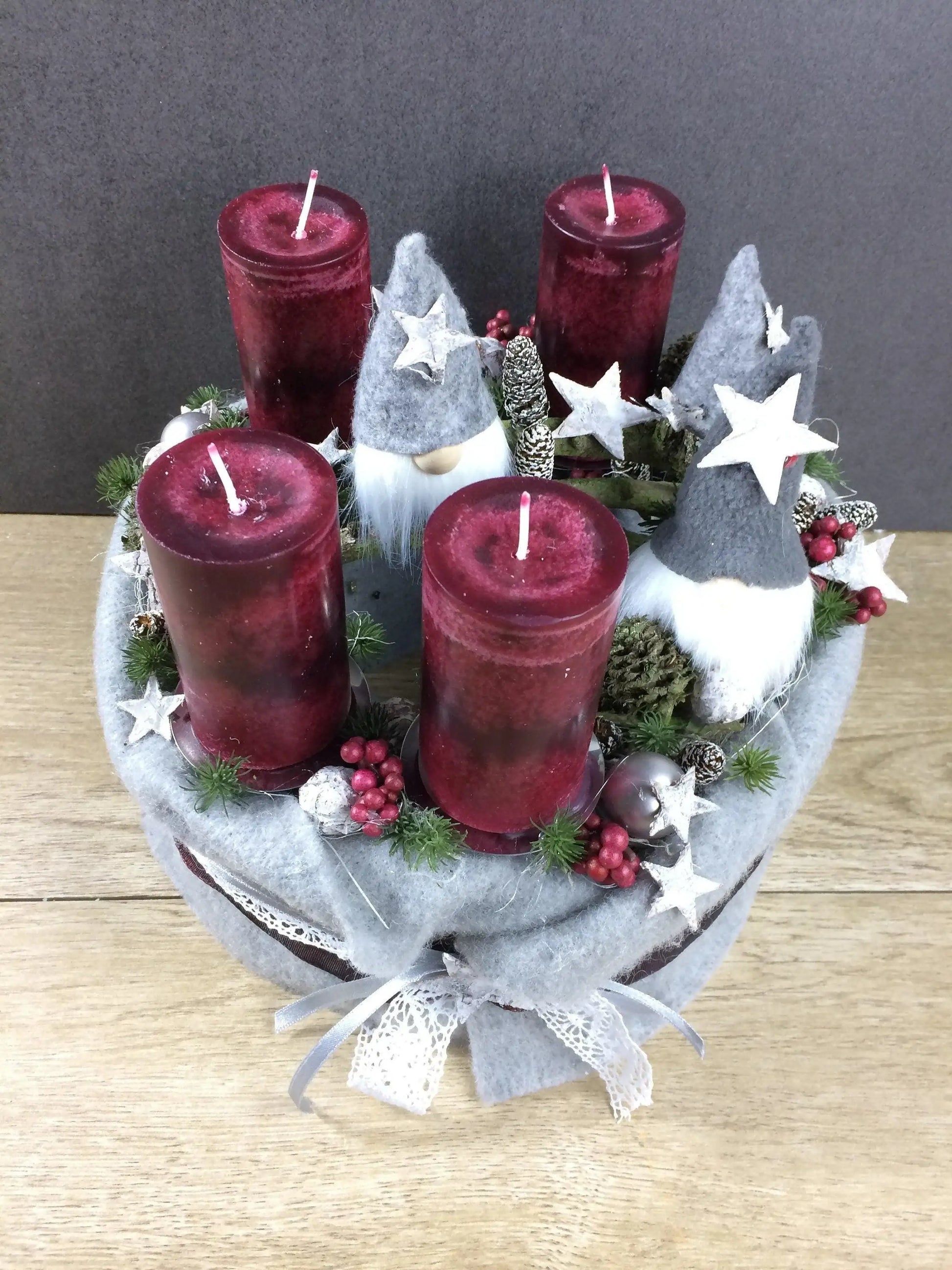 Adventskranz Adventskalender Wichtel Kerze Glas Gläser Stern Spitzenband Beeren Zapfen – handgemacht aus Seiden- und Kunstblumen, langlebig & pflegeleicht von SarahsFlowerStudio