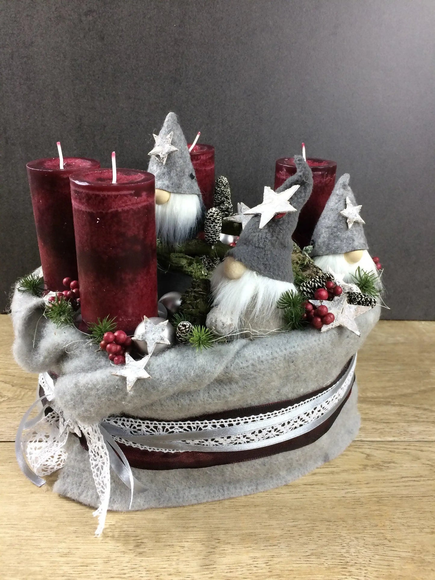 Adventskranz Adventskalender Wichtel Kerze Glas Gläser Stern Spitzenband Beeren Zapfen – handgemacht aus Seiden- und Kunstblumen, langlebig & pflegeleicht von SarahsFlowerStudio