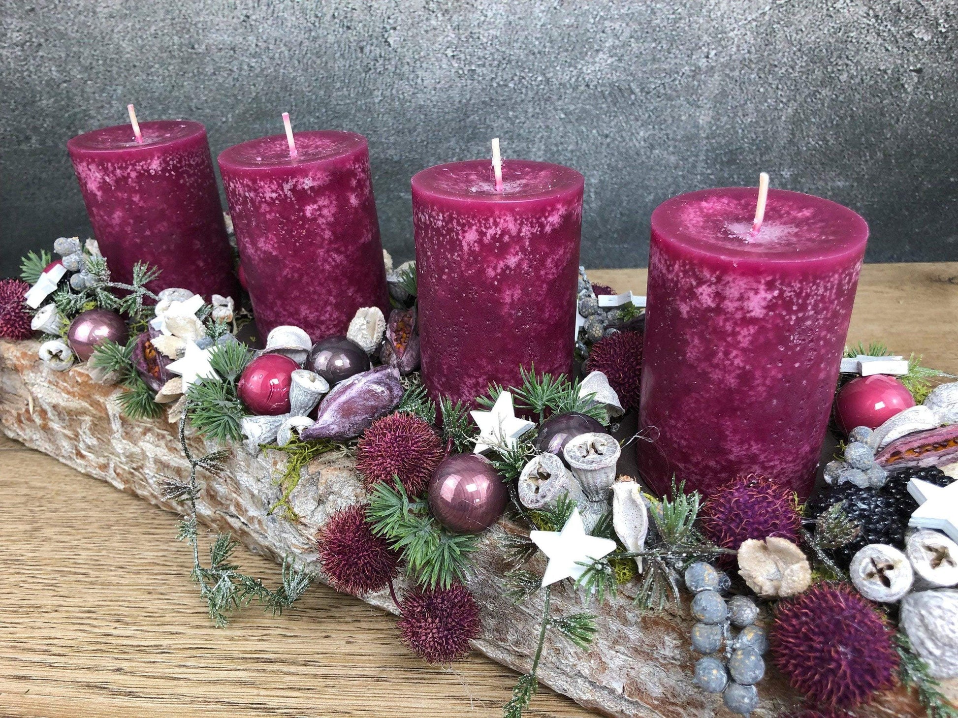 Adventskranz Adventskalender Modern Länglich Beere Erika Sterne Eicheln Zapfen – handgemacht aus Seiden- und Kunstblumen, langlebig & pflegeleicht von SarahsFlowerStudio