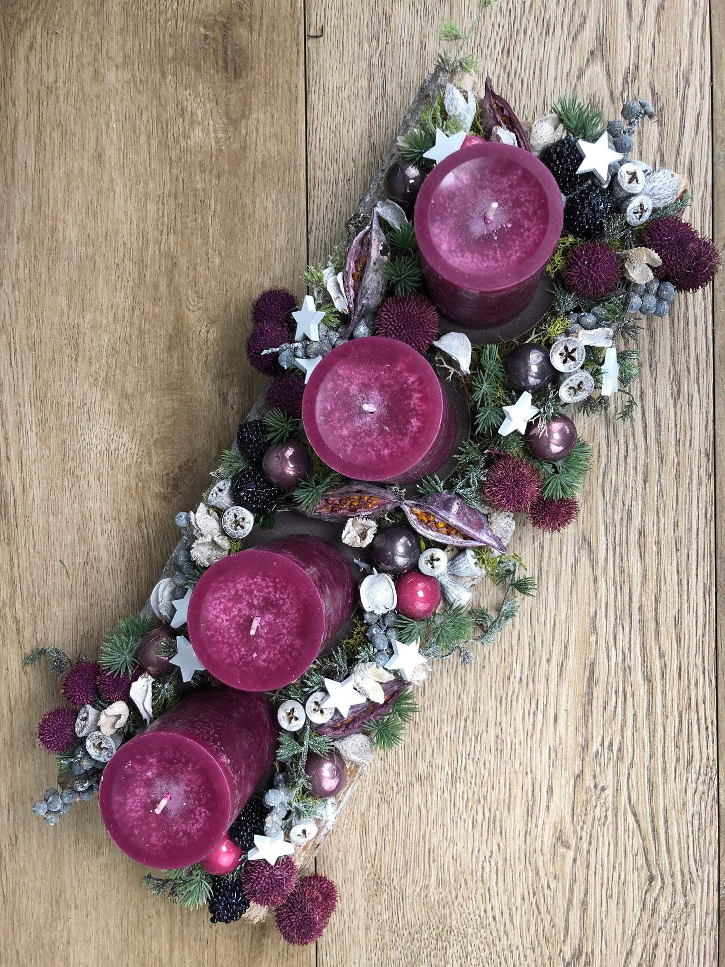 Adventskranz Adventskalender Modern Länglich Beere Erika Sterne Eicheln Zapfen – handgemacht aus Seiden- und Kunstblumen, langlebig & pflegeleicht von SarahsFlowerStudio