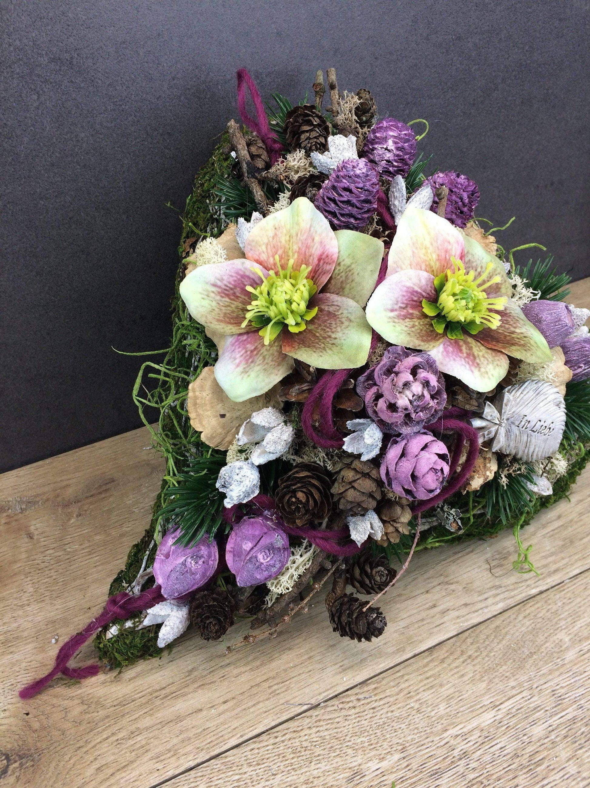 Grabgesteck Grabschmuck Herz Christrose Farbwunsch Exoten Tanne Zapfen Hutzeln Allerheiligen Filzschnur Christrosen Grabdeko Grabdekoration – handgemacht aus Seiden- und Kunstblumen, langlebig & pflegeleicht von SarahsFlowerStudio