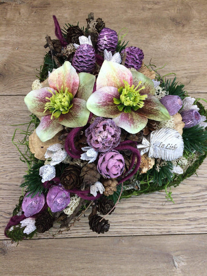 Grabgesteck Grabschmuck Herz Christrose Farbwunsch Exoten Tanne Zapfen Hutzeln Allerheiligen Filzschnur Christrosen Grabdeko Grabdekoration – handgemacht aus Seiden- und Kunstblumen, langlebig & pflegeleicht von SarahsFlowerStudio