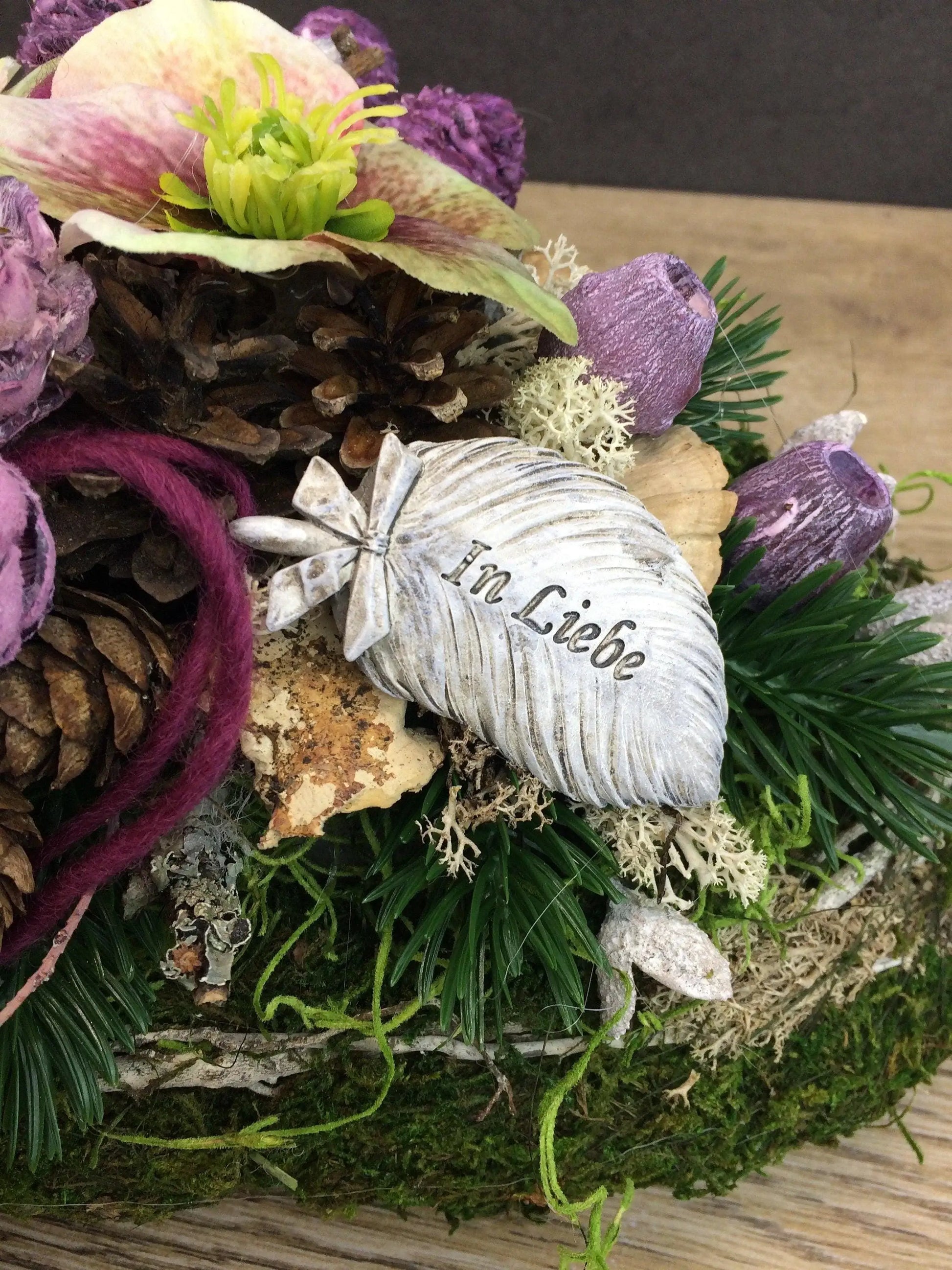 Grabgesteck Grabschmuck Herz Christrose Farbwunsch Exoten Tanne Zapfen Hutzeln Allerheiligen Filzschnur Christrosen Grabdeko Grabdekoration – handgemacht aus Seiden- und Kunstblumen, langlebig & pflegeleicht von SarahsFlowerStudio