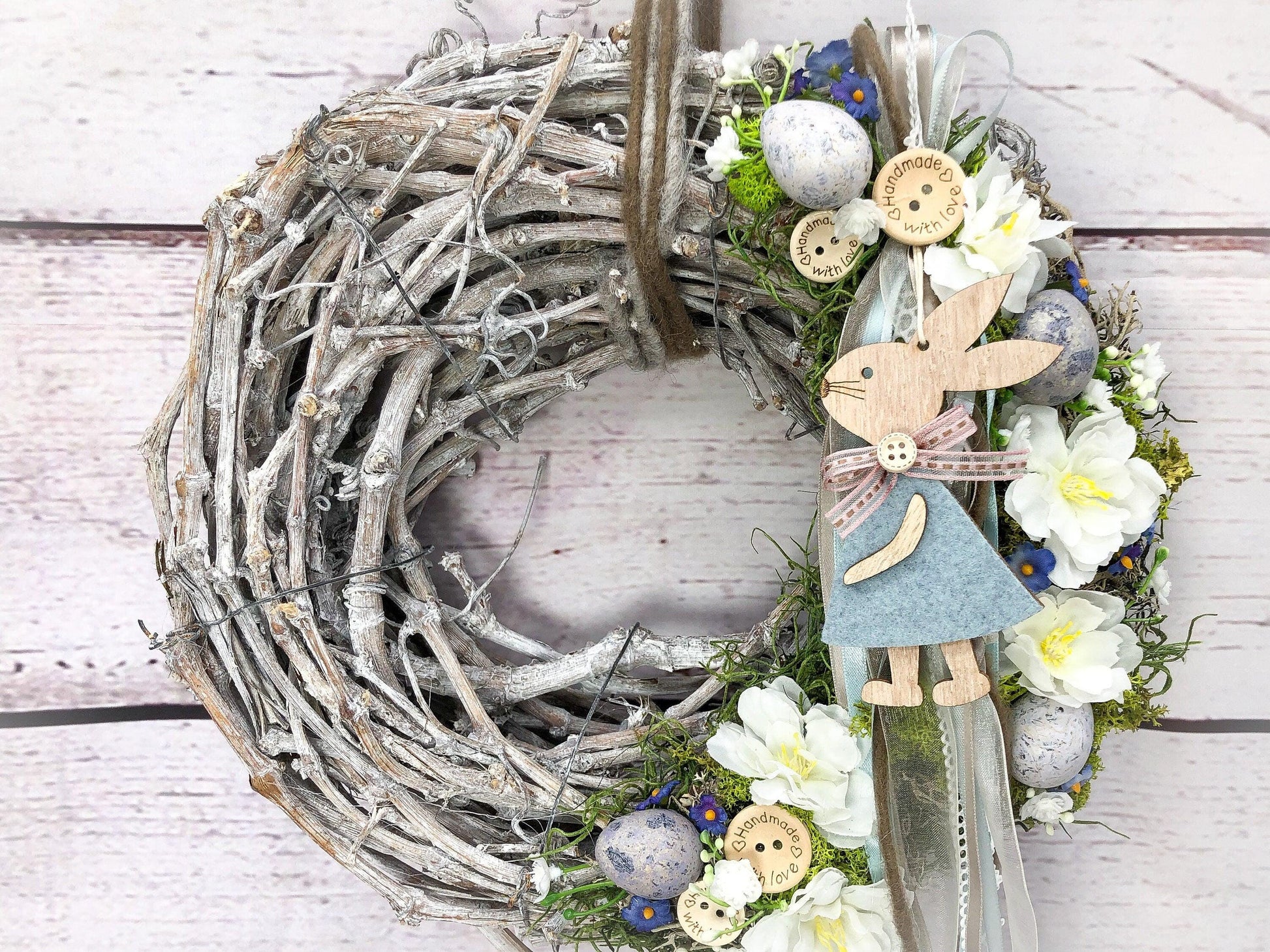 Osterkranz mit Hasen, Eiern & Schleierkraut – Türkranz Frühling Seidenblumen – Türkranz – SarahsFlowerStudio