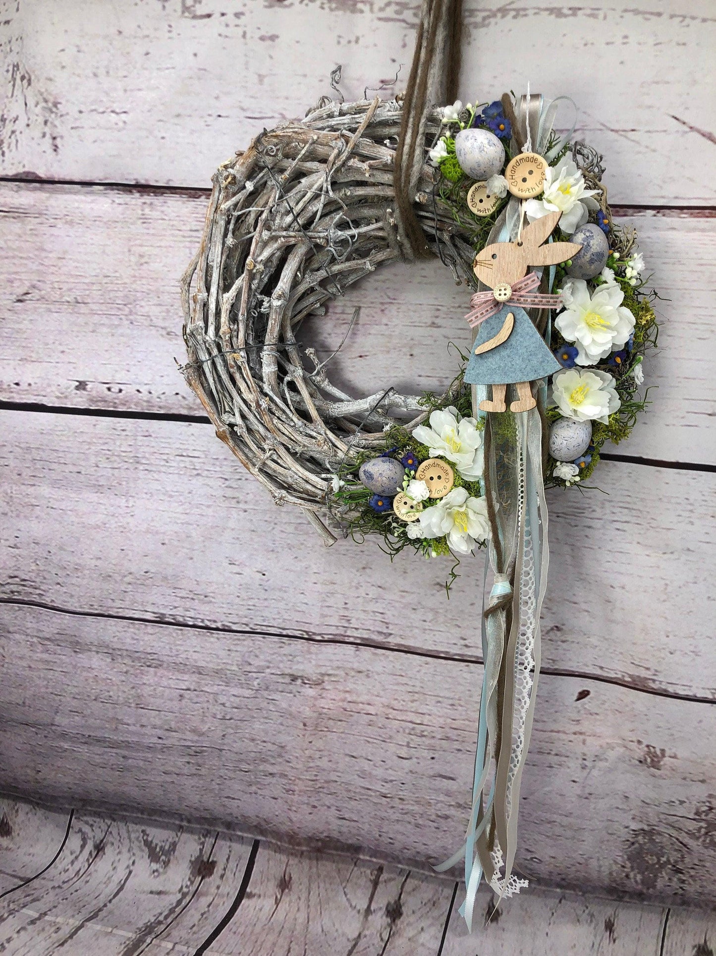 Osterkranz mit Hasen, Eiern & Schleierkraut – Türkranz Frühling Seidenblumen – Türkranz – SarahsFlowerStudio