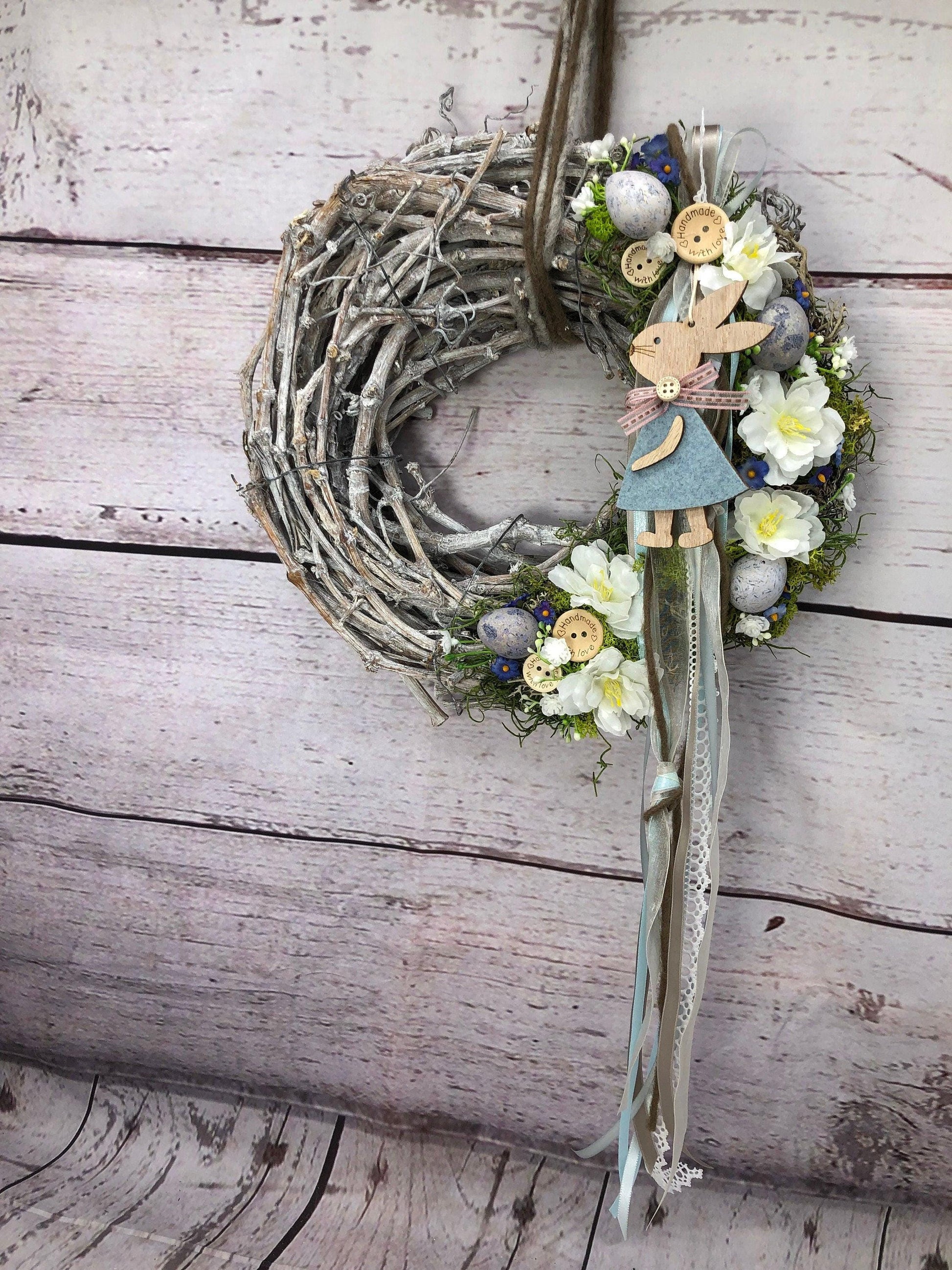 Osterkranz mit Hasen, Eiern & Schleierkraut – Türkranz Frühling Seidenblumen – Türkranz – SarahsFlowerStudio