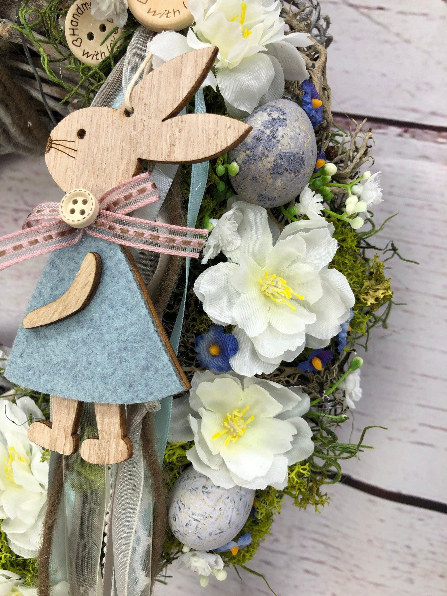Osterkranz mit Hasen, Eiern & Schleierkraut – Türkranz Frühling Seidenblumen – Türkranz – SarahsFlowerStudio