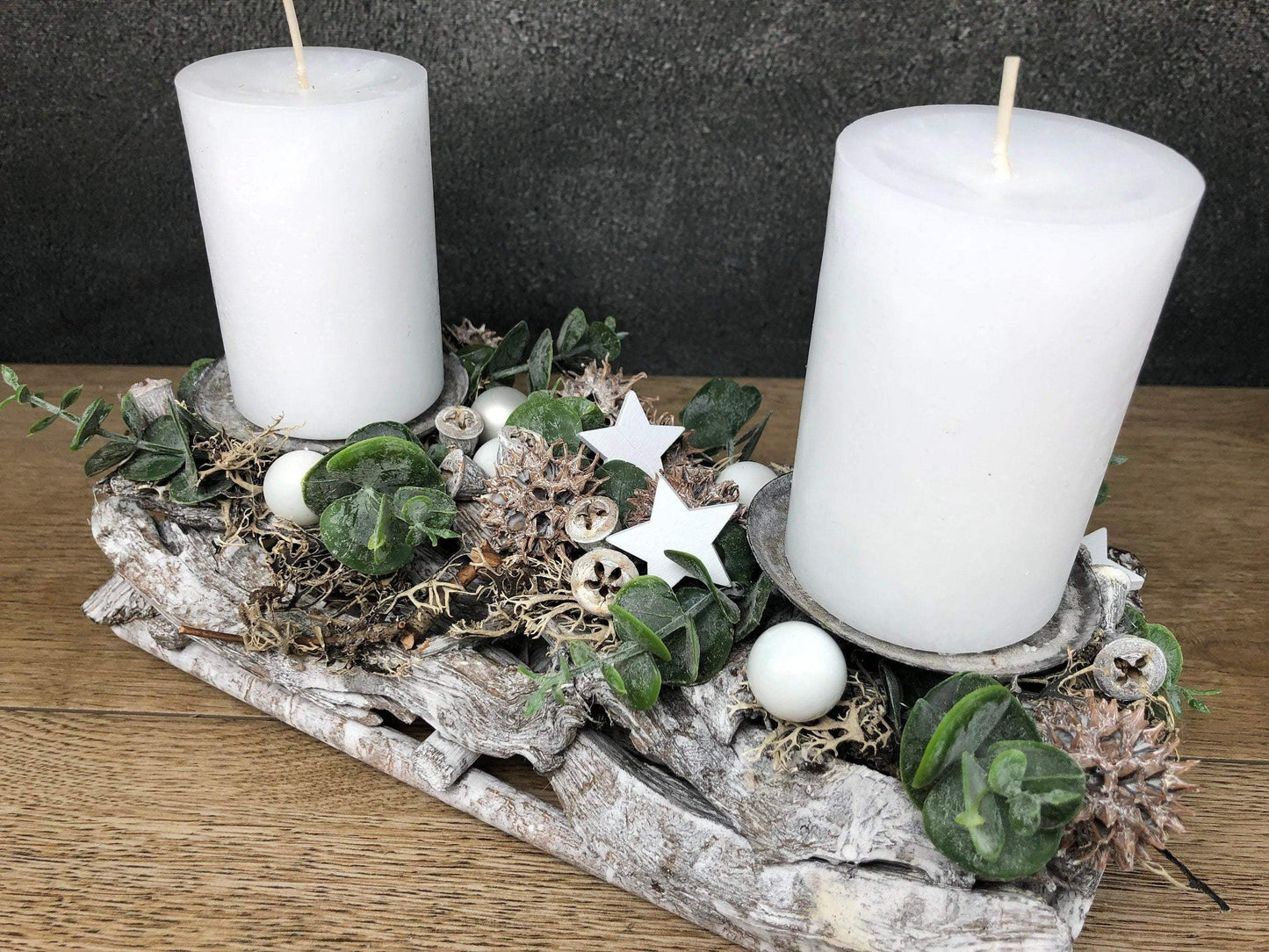 Adventsgesteck Gesteck Eukalyptus Künstlich Modern Länglich Zapfen Weiß – handgemacht aus Seiden- und Kunstblumen, langlebig & pflegeleicht von SarahsFlowerStudio
