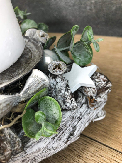 Adventsgesteck Gesteck Eukalyptus Künstlich Modern Länglich Zapfen Weiß – handgemacht aus Seiden- und Kunstblumen, langlebig & pflegeleicht von SarahsFlowerStudio