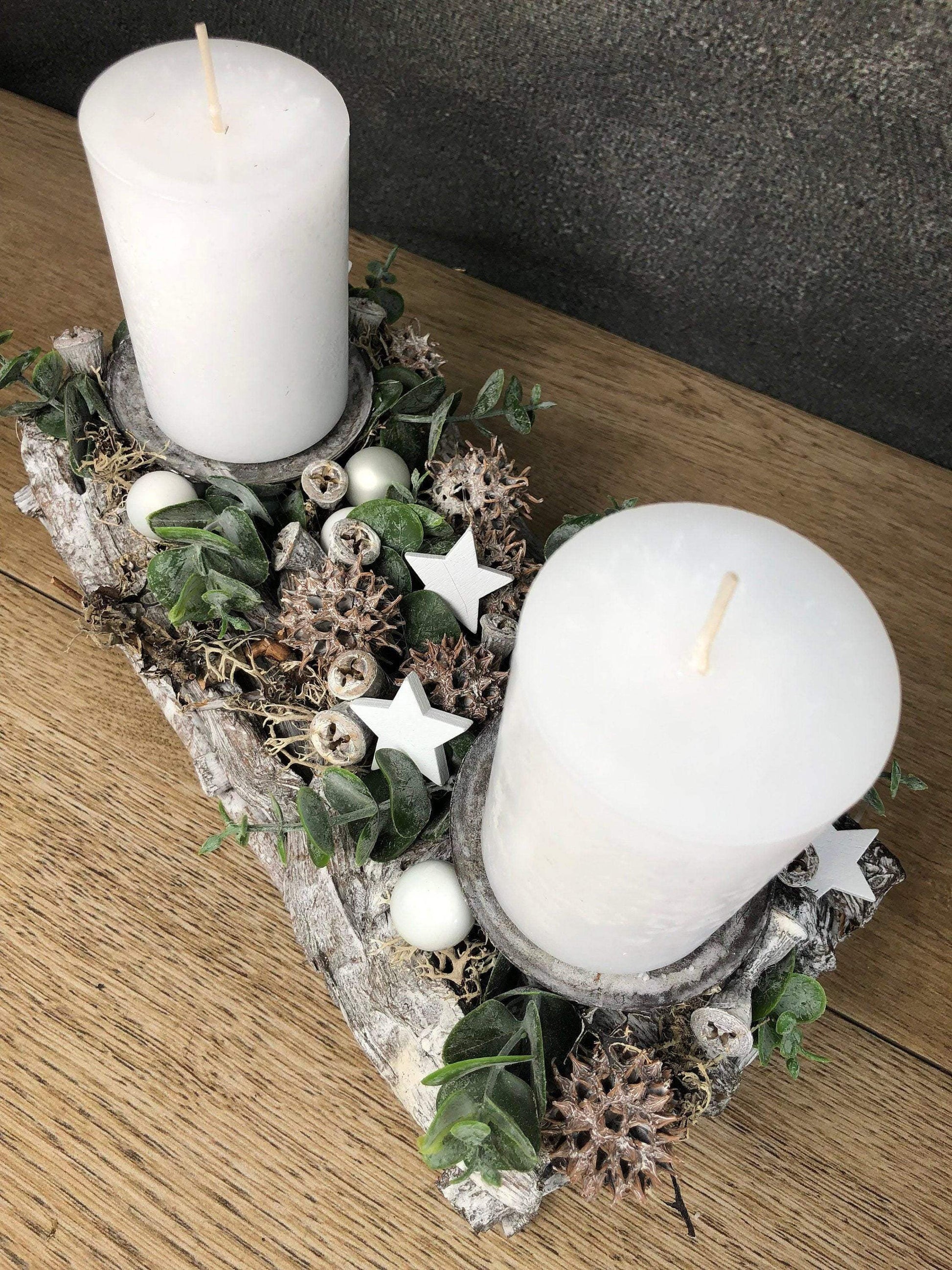 Adventsgesteck Gesteck Eukalyptus Künstlich Modern Länglich Zapfen Weiß – handgemacht aus Seiden- und Kunstblumen, langlebig & pflegeleicht von SarahsFlowerStudio