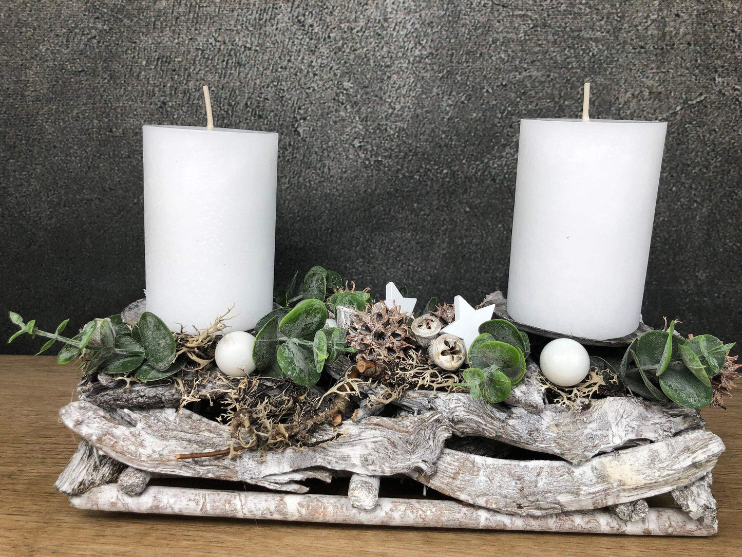 Adventsgesteck Gesteck Eukalyptus Künstlich Modern Länglich Zapfen Weiß – handgemacht aus Seiden- und Kunstblumen, langlebig & pflegeleicht von SarahsFlowerStudio
