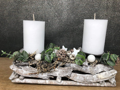 Adventsgesteck Gesteck Eukalyptus Künstlich Modern Länglich Zapfen Weiß – handgemacht aus Seiden- und Kunstblumen, langlebig & pflegeleicht von SarahsFlowerStudio