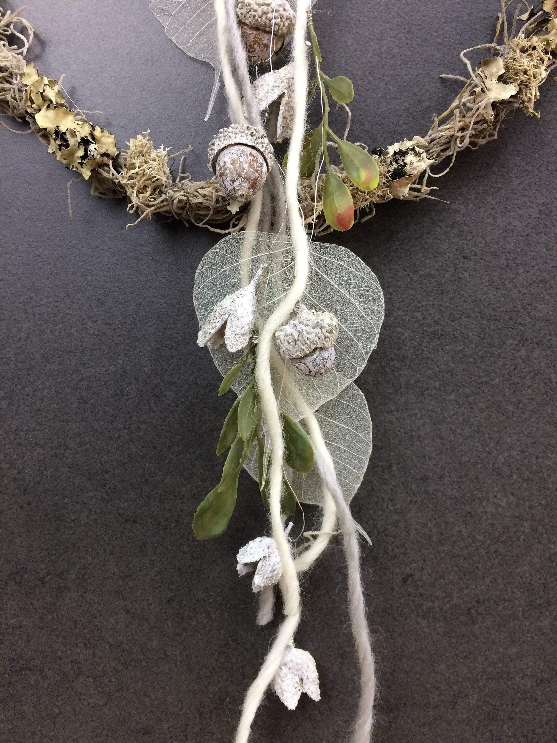 Türkranz Herbst Herbstlich Türschmuck Modern Herz Welcome Wunschgröße ganzjährig Boho Eicheln Filz Natur Moos Skelettblätter Buchecker – handgemacht aus Seiden- und Kunstblumen, langlebig & pflegeleicht von SarahsFlowerStudio