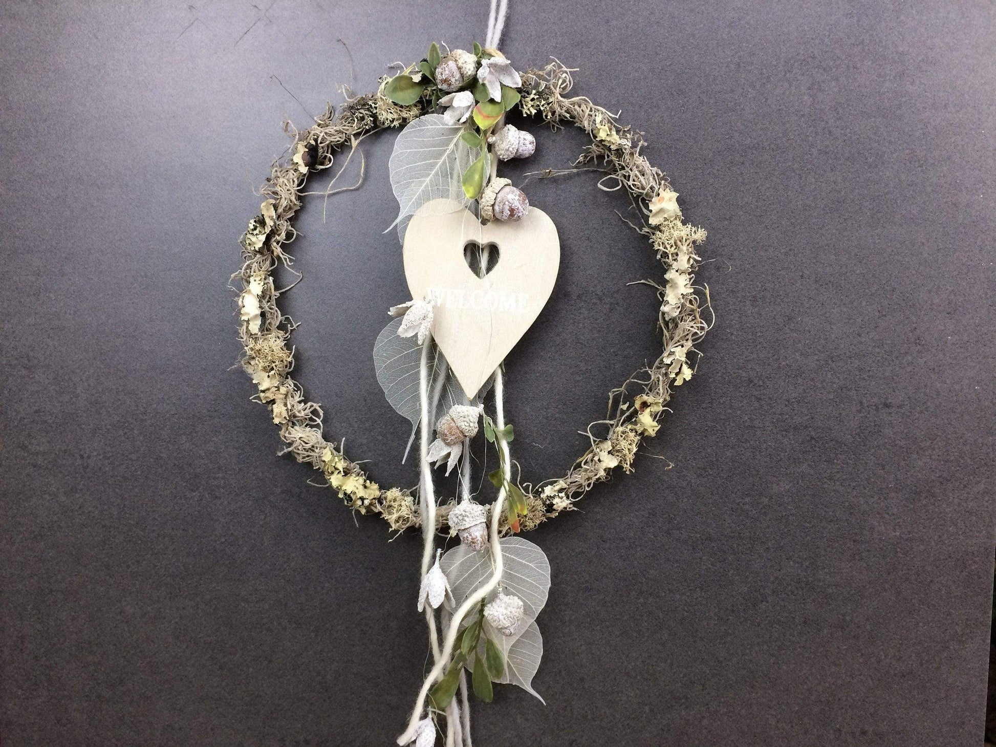 Türkranz Herbst Herbstlich Türschmuck Modern Herz Welcome Wunschgröße ganzjährig Boho Eicheln Filz Natur Moos Skelettblätter Buchecker – handgemacht aus Seiden- und Kunstblumen, langlebig & pflegeleicht von SarahsFlowerStudio