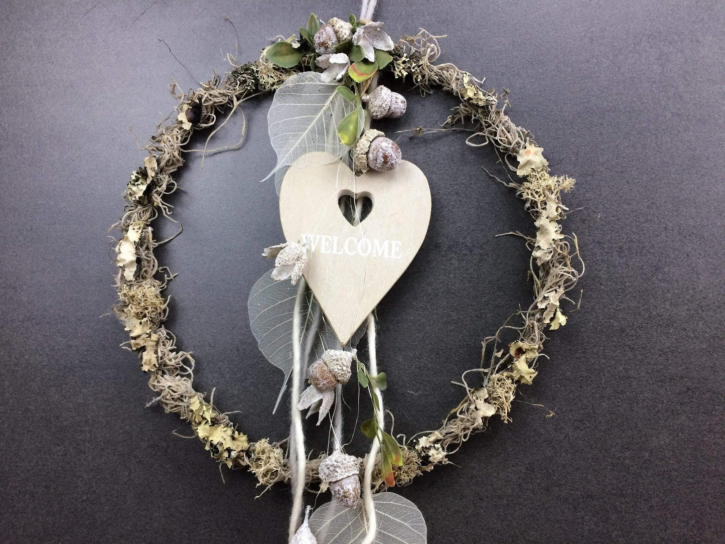 Türkranz Herbst Herbstlich Türschmuck Modern Herz Welcome Wunschgröße ganzjährig Boho Eicheln Filz Natur Moos Skelettblätter Buchecker – handgemacht aus Seiden- und Kunstblumen, langlebig & pflegeleicht von SarahsFlowerStudio