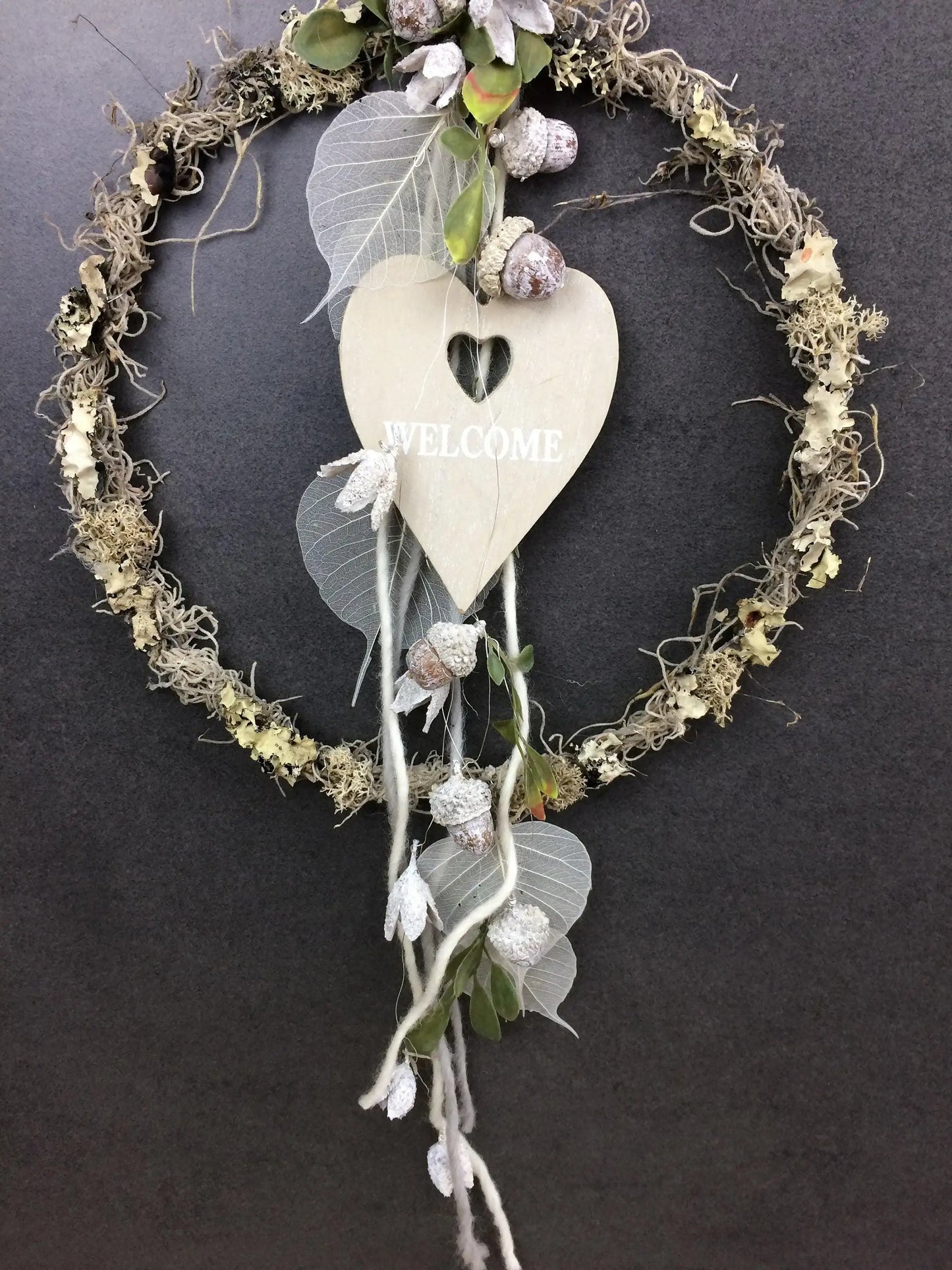 Türkranz Herbst Herbstlich Türschmuck Modern Herz Welcome Wunschgröße ganzjährig Boho Eicheln Filz Natur Moos Skelettblätter Buchecker – handgemacht aus Seiden- und Kunstblumen, langlebig & pflegeleicht von SarahsFlowerStudio