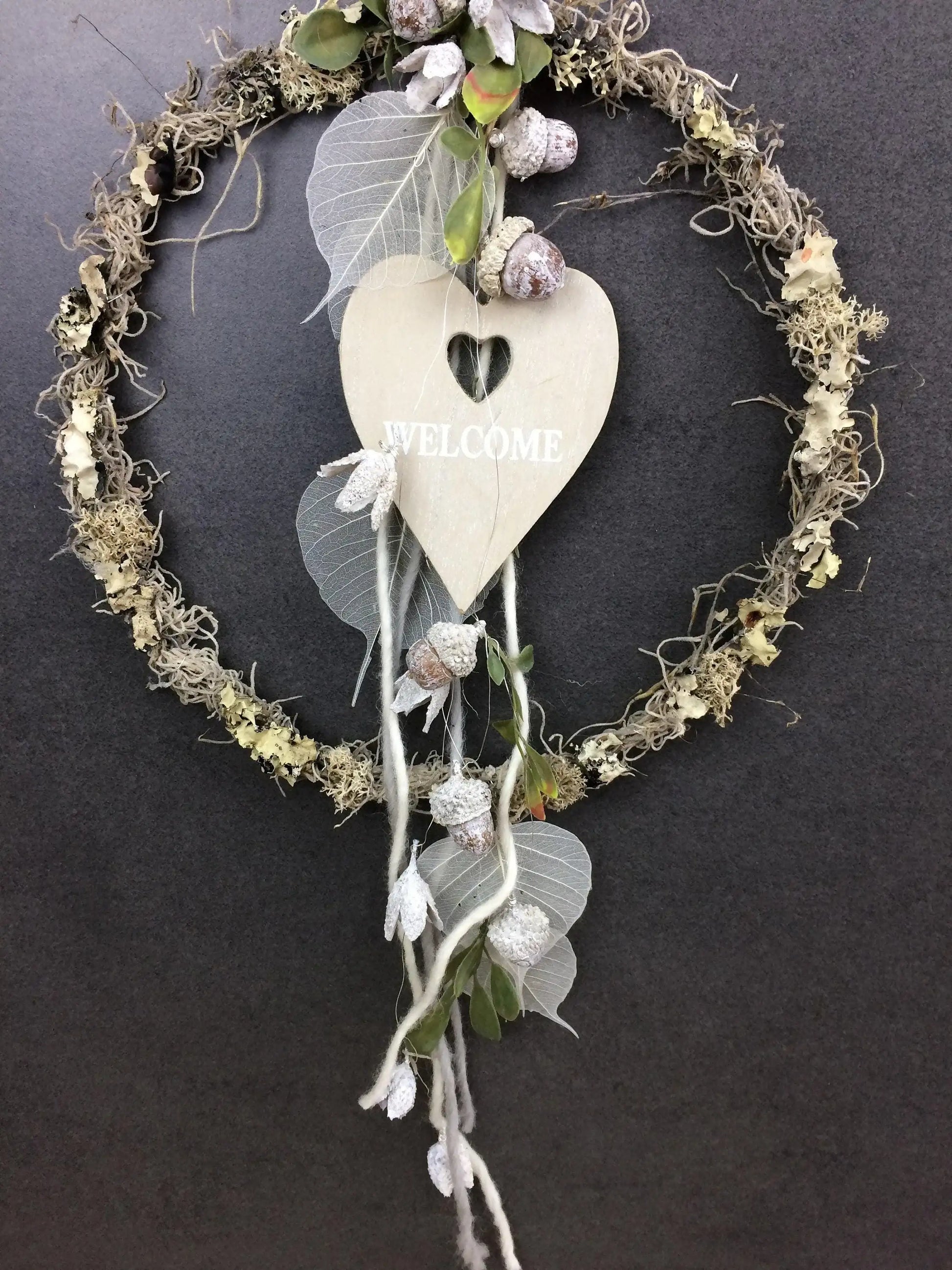 Türkranz Herbst Herbstlich Türschmuck Modern Herz Welcome Wunschgröße ganzjährig Boho Eicheln Filz Natur Moos Skelettblätter Buchecker – handgemacht aus Seiden- und Kunstblumen, langlebig & pflegeleicht von SarahsFlowerStudio