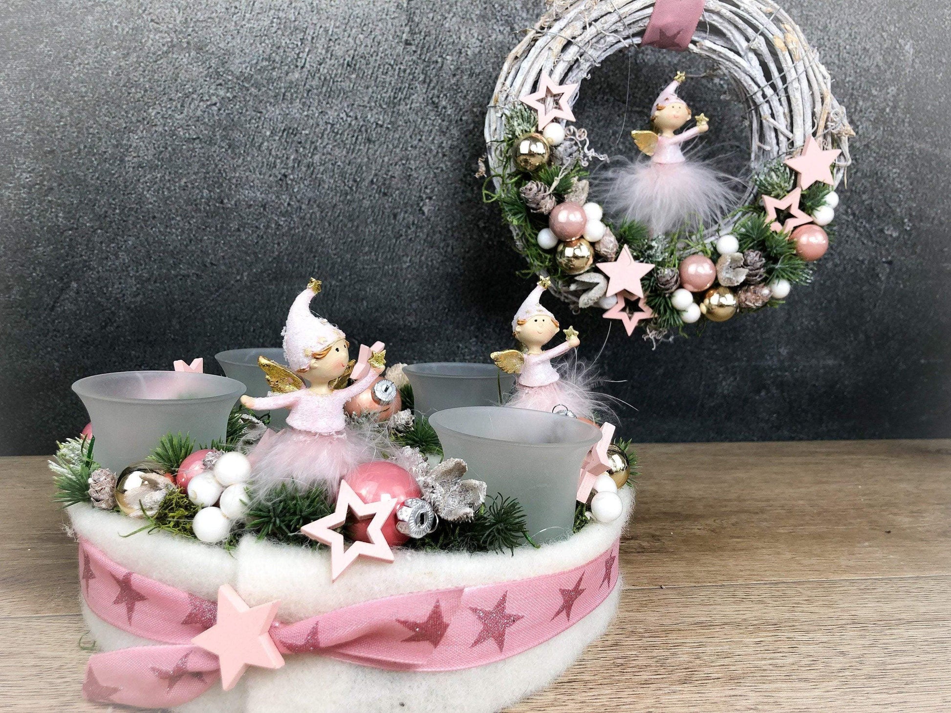 Adventskranz Adventskalender Engel Stern Rosa Zapfen Glitzer Frost mehrjährig rund – handgemacht aus Seiden- und Kunstblumen, langlebig & pflegeleicht von SarahsFlowerStudio