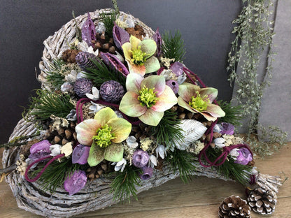 Grabgesteck Grabschmuck 45x60cm Herz Christrose Farbwunsch Exoten Tannen Allerheiligen Filzschnur Christrosen Grabdeko Grabdekoration – handgemacht aus Seiden- und Kunstblumen, langlebig & pflegeleicht von SarahsFlowerStudio