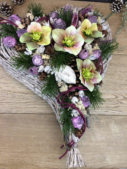 Grabgesteck Grabschmuck 45x60cm Herz Christrose Farbwunsch Exoten Tannen Allerheiligen Filzschnur Christrosen Grabdeko Grabdekoration – handgemacht aus Seiden- und Kunstblumen, langlebig & pflegeleicht von SarahsFlowerStudio