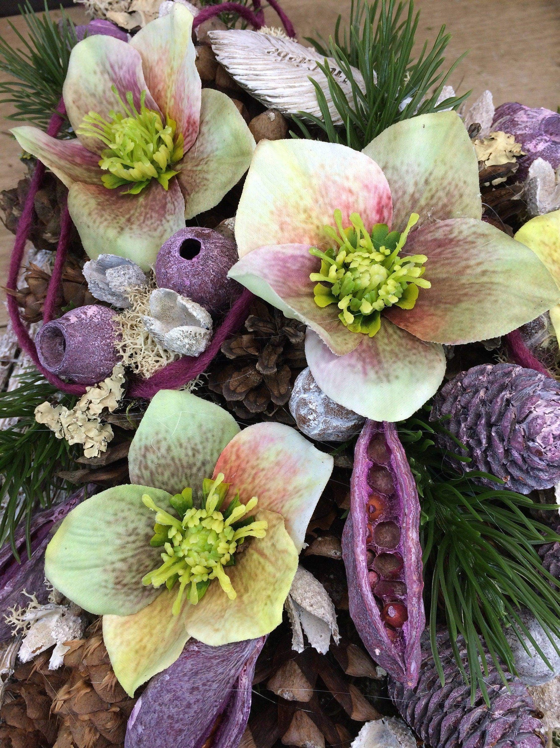 Grabgesteck Grabschmuck 45x60cm Herz Christrose Farbwunsch Exoten Tannen Allerheiligen Filzschnur Christrosen Grabdeko Grabdekoration – handgemacht aus Seiden- und Kunstblumen, langlebig & pflegeleicht von SarahsFlowerStudio