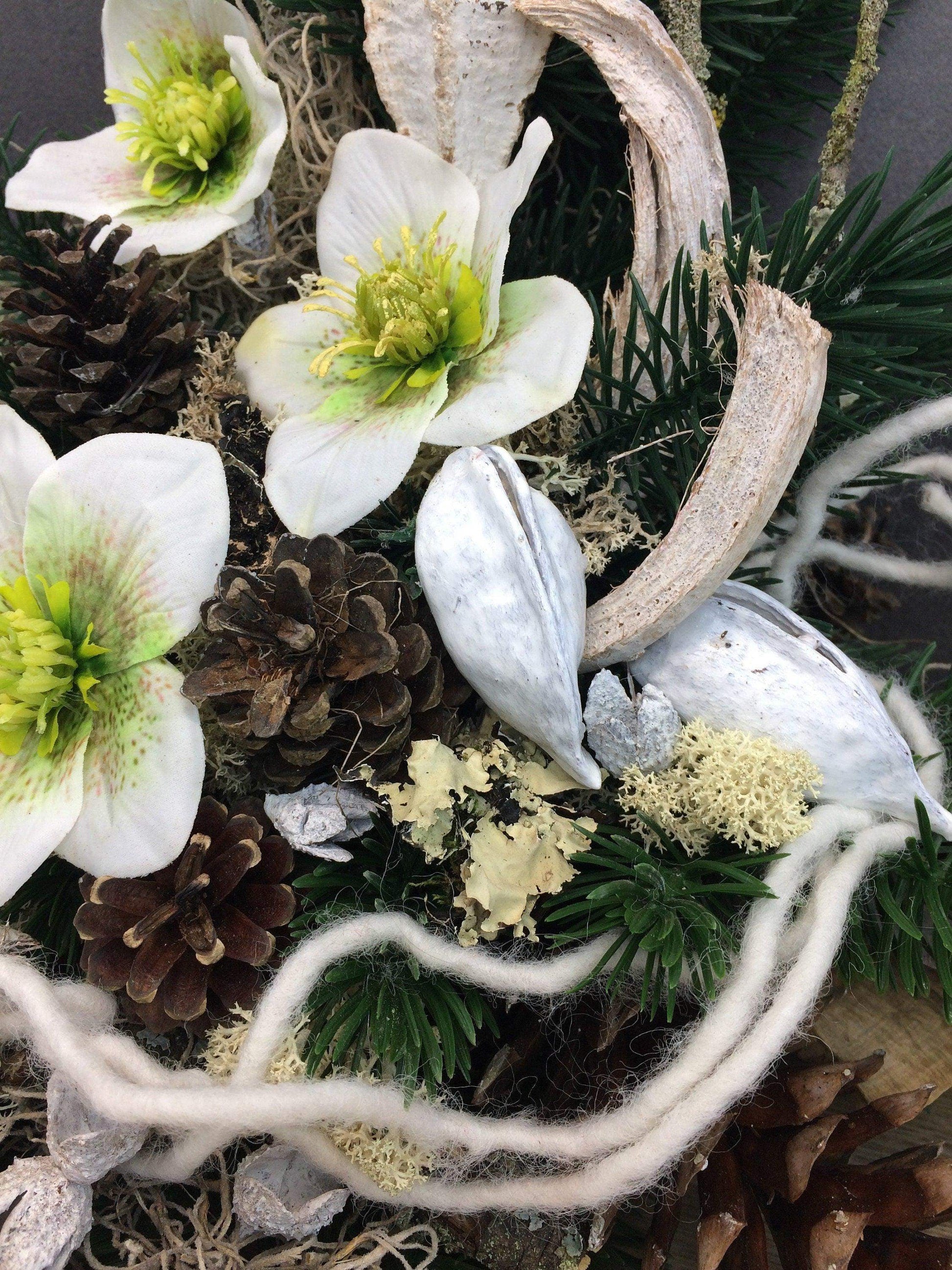 Grabgesteck Grabschmuck 45x60cm Herz Christrose Farbwunsch Exoten Tannen Allerheiligen Filzschnur Christrosen Grabdeko Grabdekoration – handgemacht aus Seiden- und Kunstblumen, langlebig & pflegeleicht von SarahsFlowerStudio