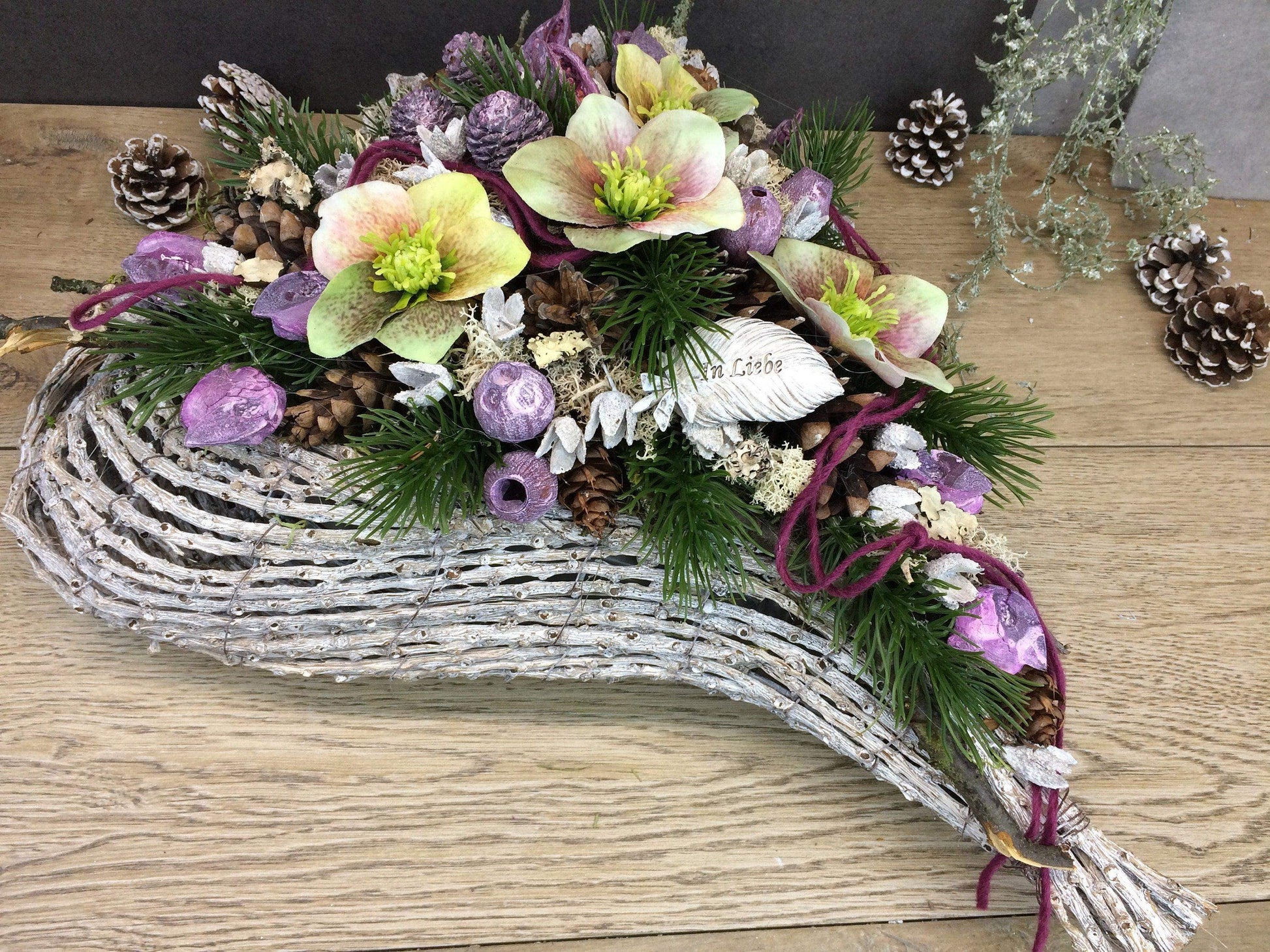 Grabgesteck Grabschmuck 45x60cm Herz Christrose Farbwunsch Exoten Tannen Allerheiligen Filzschnur Christrosen Grabdeko Grabdekoration – handgemacht aus Seiden- und Kunstblumen, langlebig & pflegeleicht von SarahsFlowerStudio