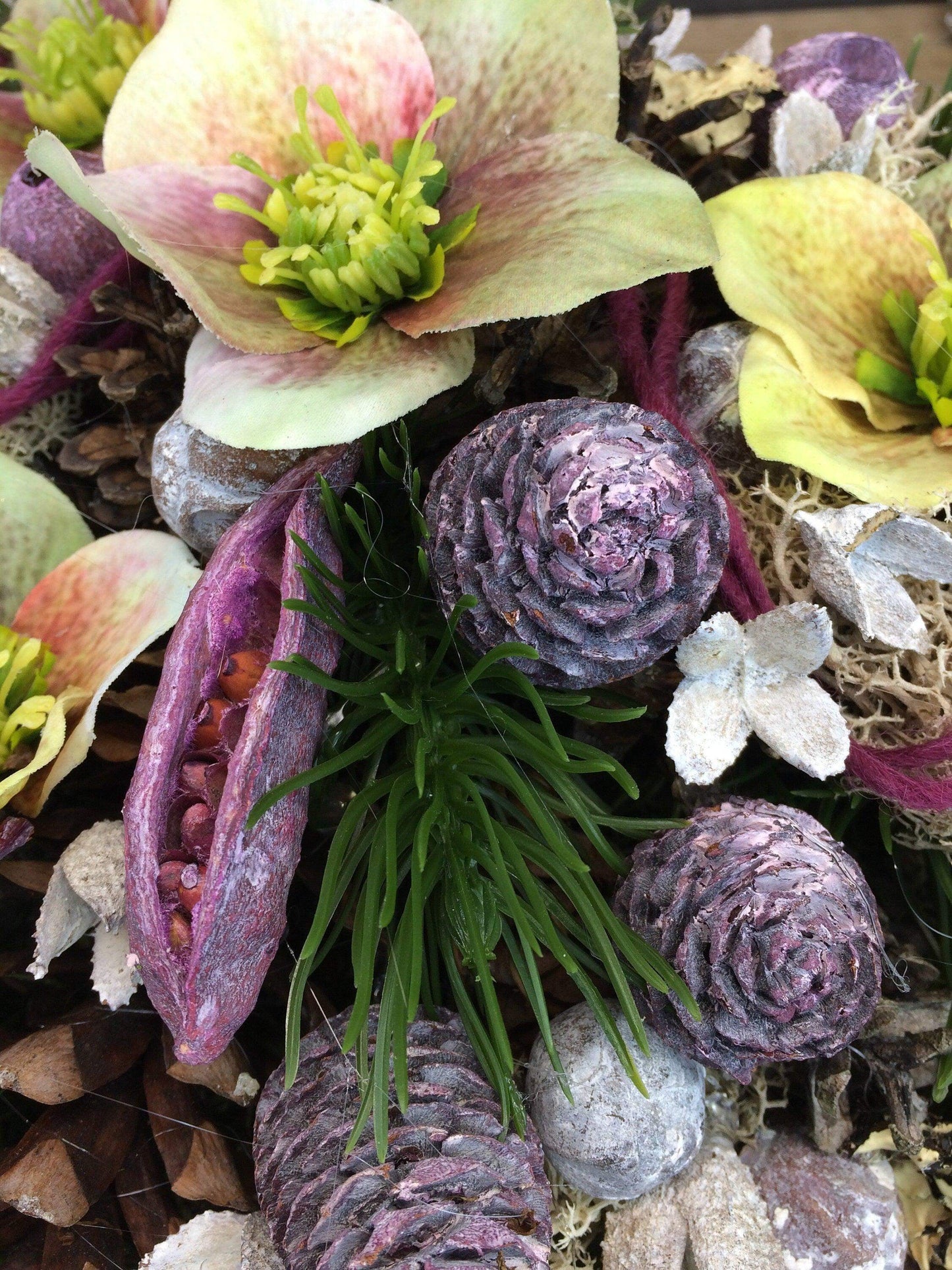 Grabgesteck Grabschmuck 45x60cm Herz Christrose Farbwunsch Exoten Tannen Allerheiligen Filzschnur Christrosen Grabdeko Grabdekoration – handgemacht aus Seiden- und Kunstblumen, langlebig & pflegeleicht von SarahsFlowerStudio
