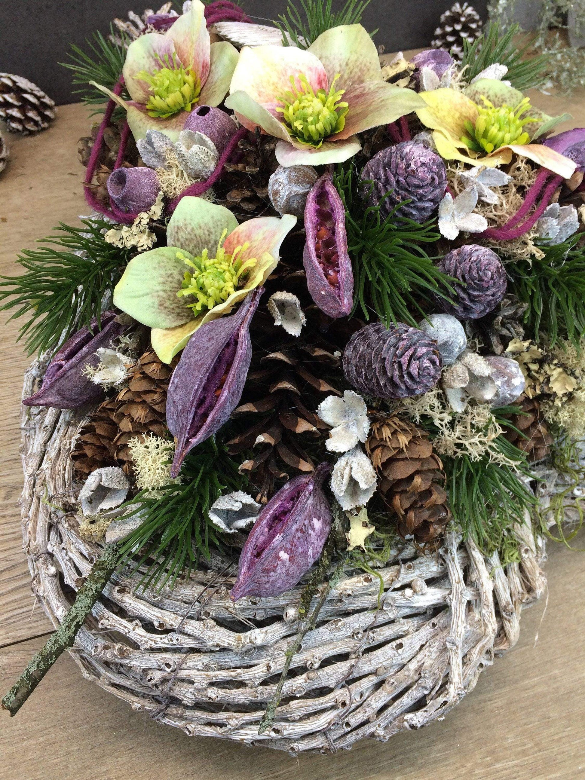 Grabgesteck Grabschmuck 45x60cm Herz Christrose Farbwunsch Exoten Tannen Allerheiligen Filzschnur Christrosen Grabdeko Grabdekoration – handgemacht aus Seiden- und Kunstblumen, langlebig & pflegeleicht von SarahsFlowerStudio