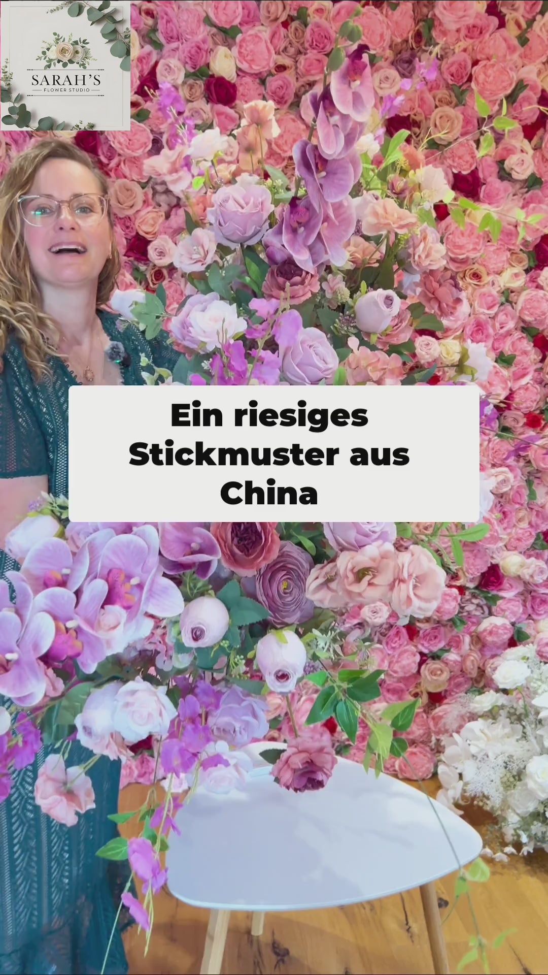 Video: Premium Seidenblumen Gesteck Rosa – Sarah erklärt das handgefertigte Arrangement aus Rosen und Pfingstrosen